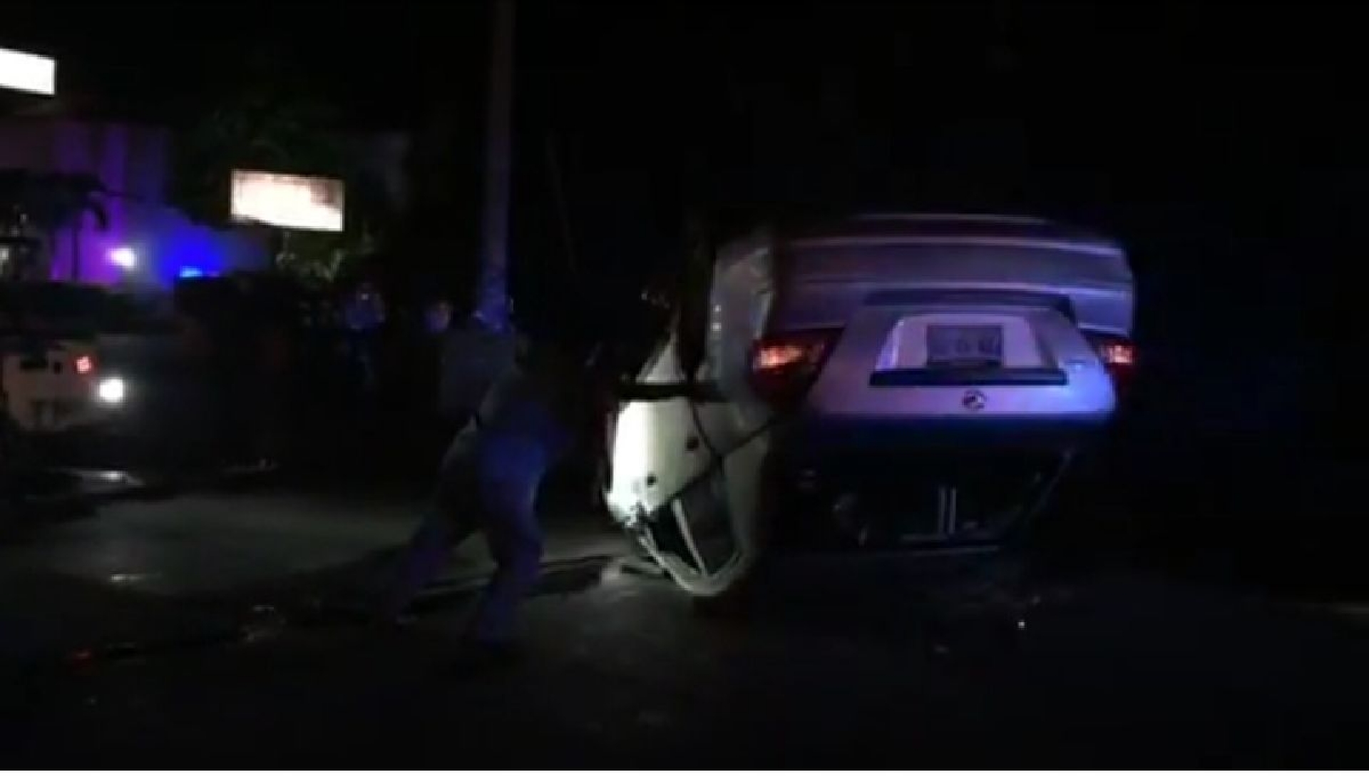 Padre e hijo resultan lesionados durante volcadura