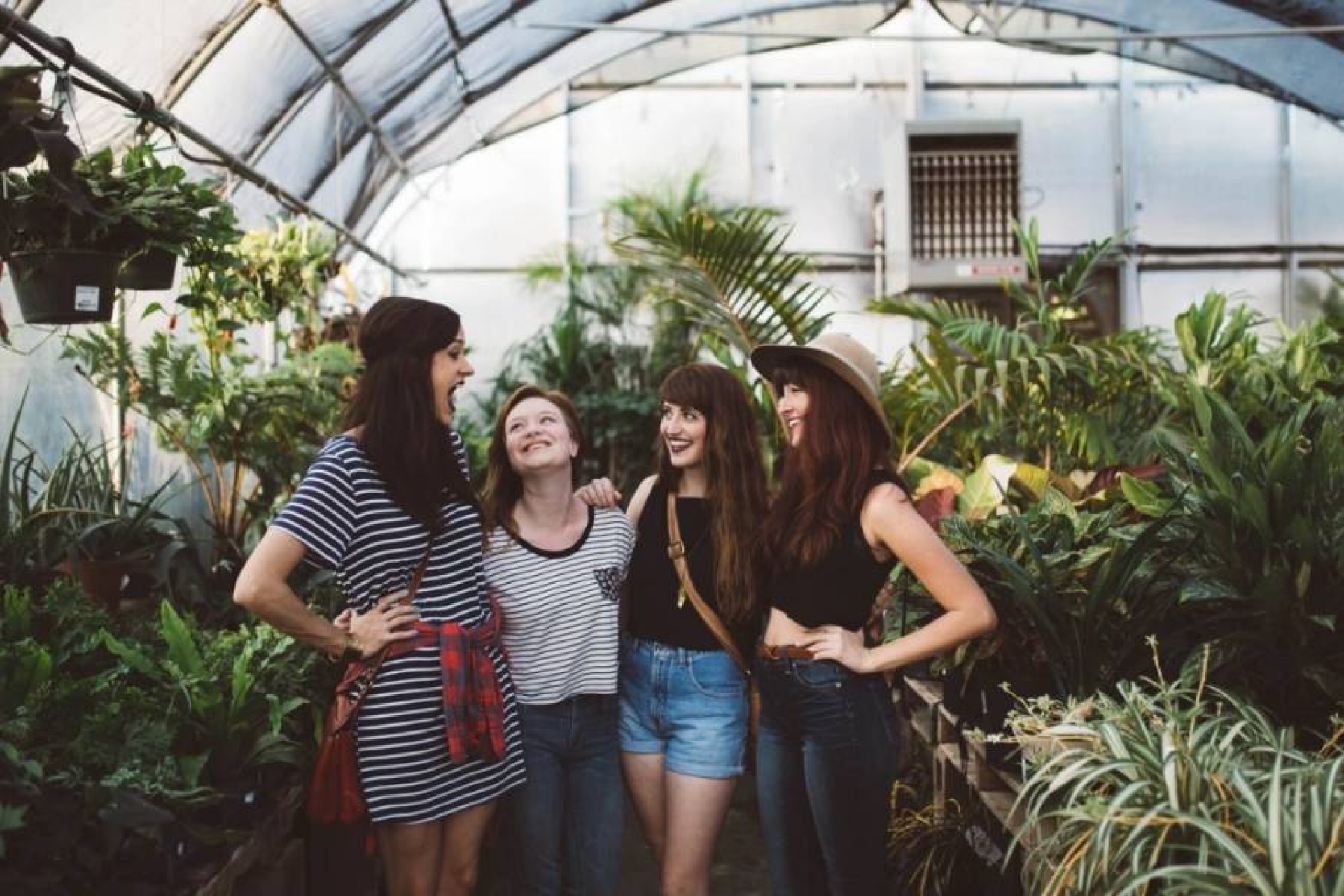 Estudio revela que hacer amistades verdaderas en el trabajo aumenta la productividad