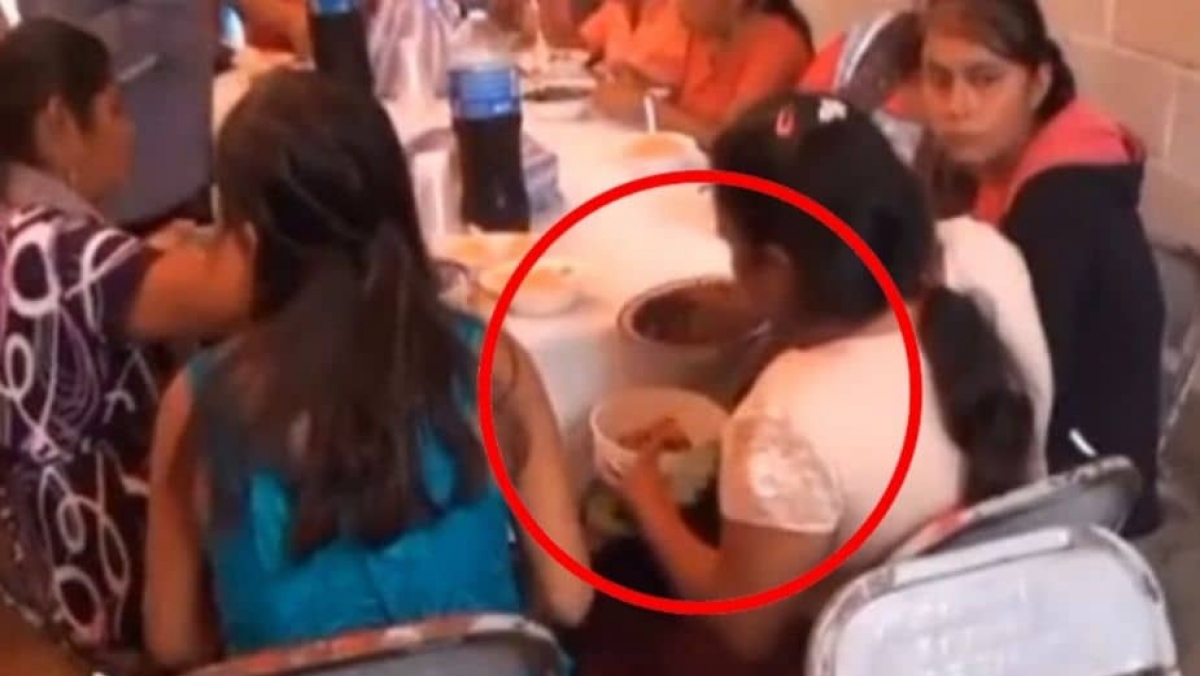 Mujer se lleva el mole de una fiesta en su recipiente