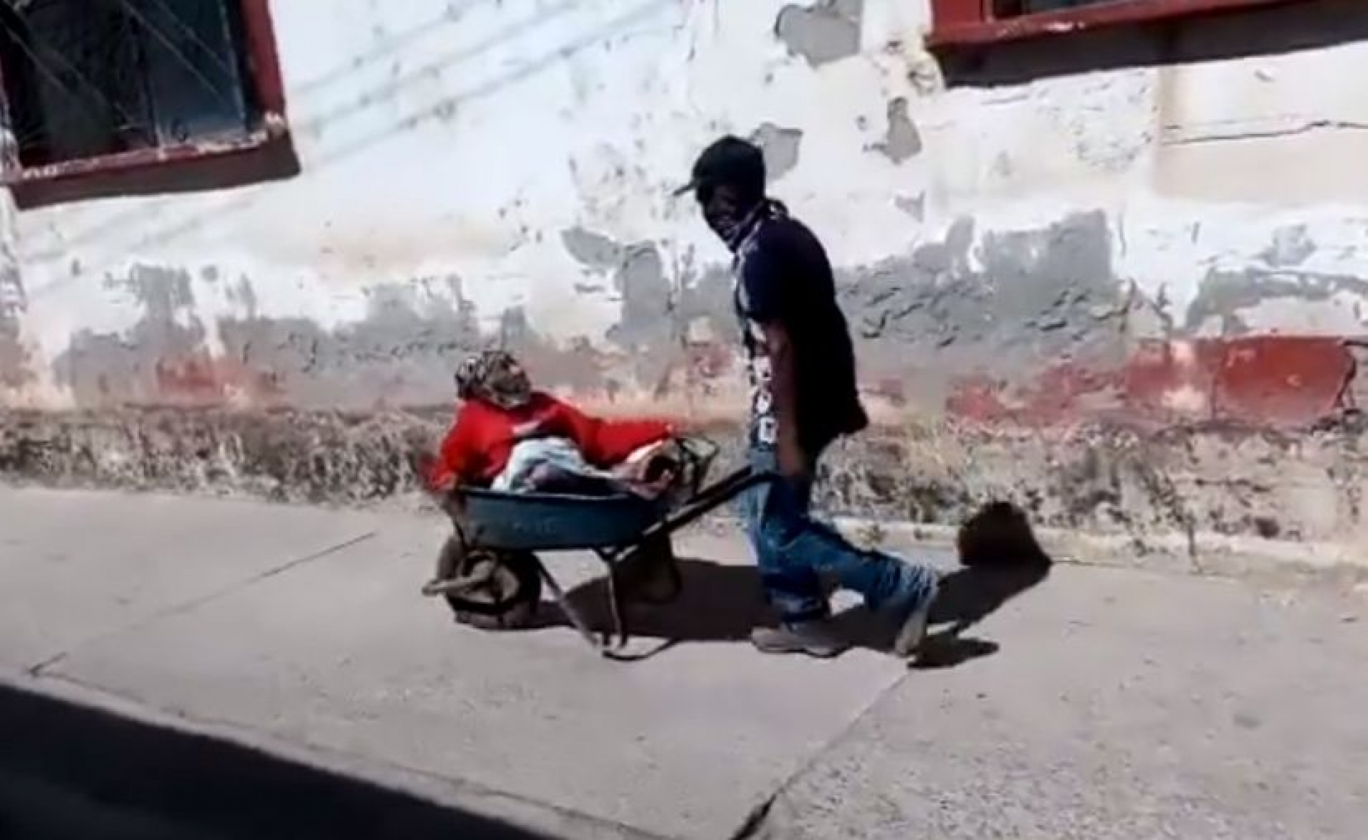 En carretilla, así llegó abuelita de 100 años a recibir la vacuna contra el COVID