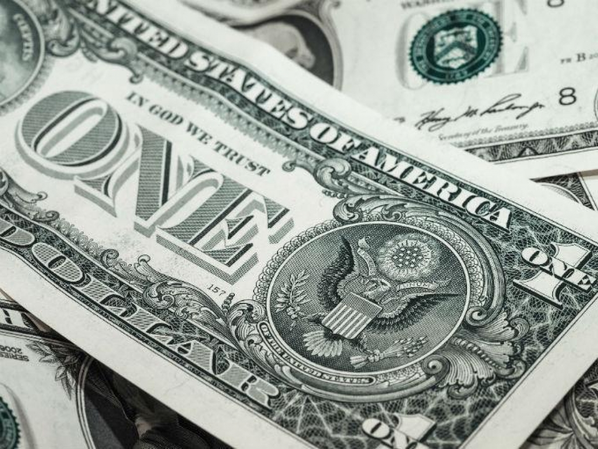 Dólar baja a 19.91 pesos en el AICM