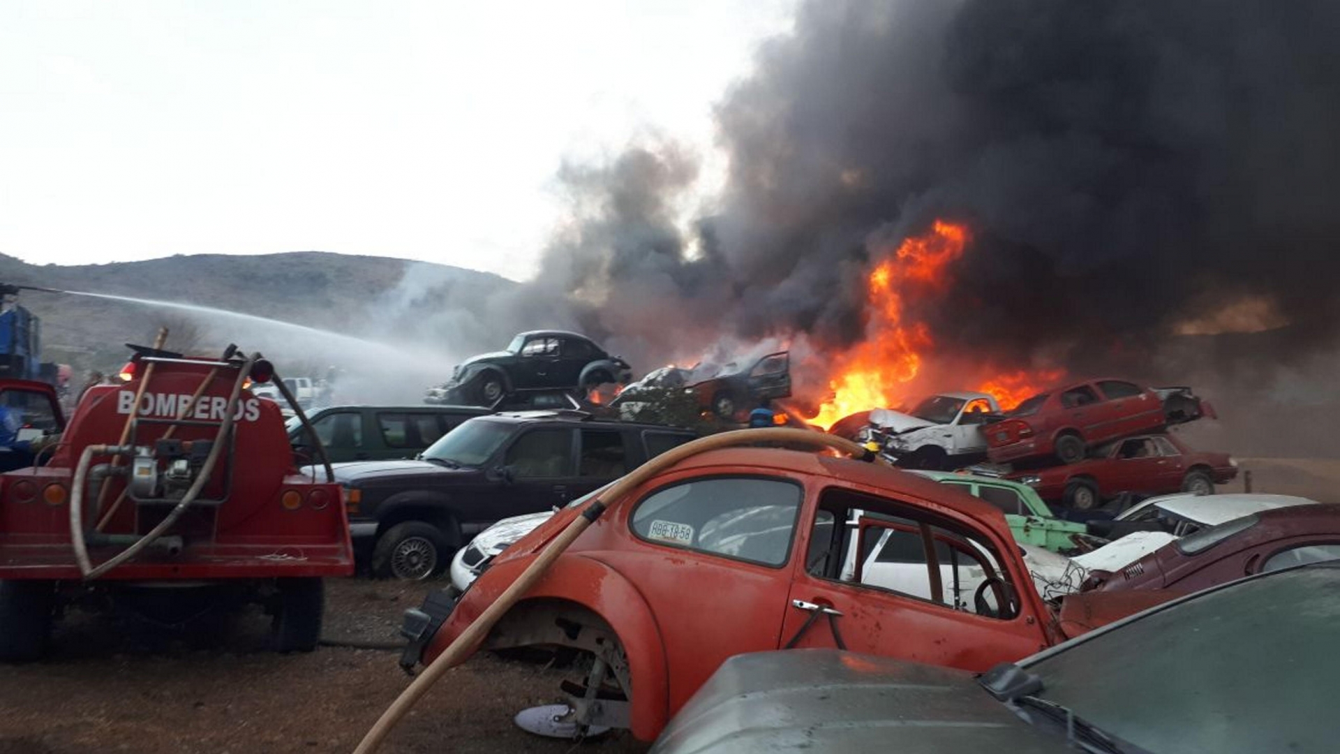Incendio en corralón en Chilpancingo consume 100 vehículos