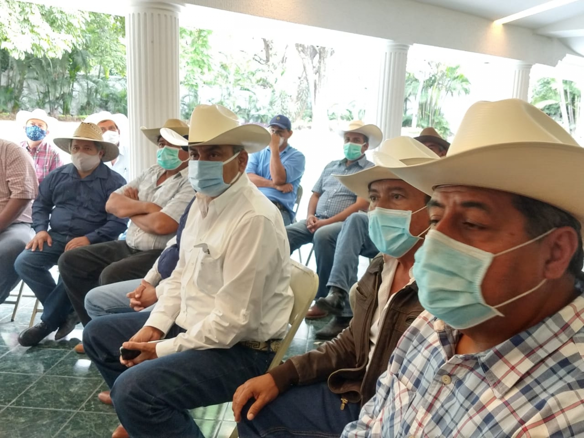 Denuncian que se pretende crear 'nuevo impuesto' para el control de transporte de ganado