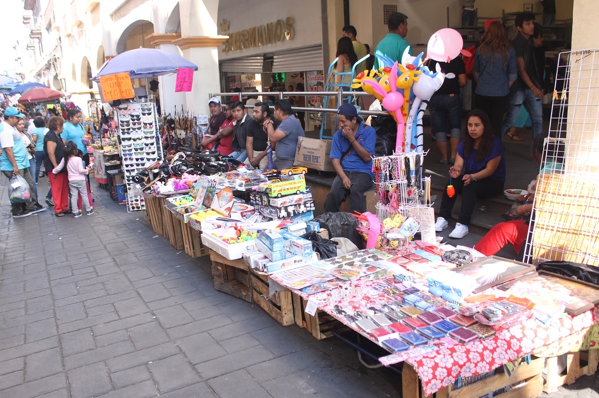 Locatarios de las plazas Lido y Degollado anuncian que saldrán a vender a las calles para día de Reyes
