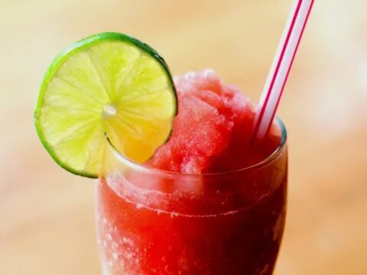 Refréscate con este delicioso smoothie de piña con jamaica