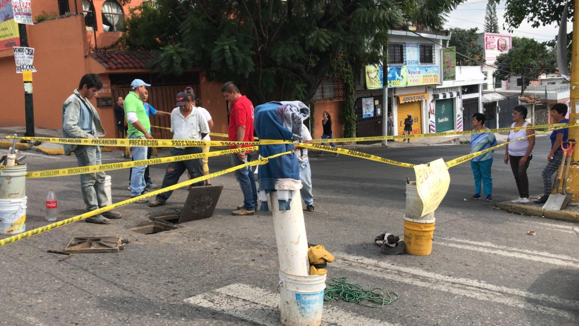 Protestan vecinos en la avenida Alta Tensión por falta de agua potable