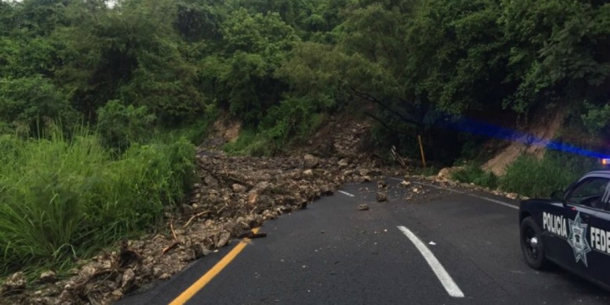 Deslaves en la carretera Cuernavaca-Cuautla provocaron cierres de circulación