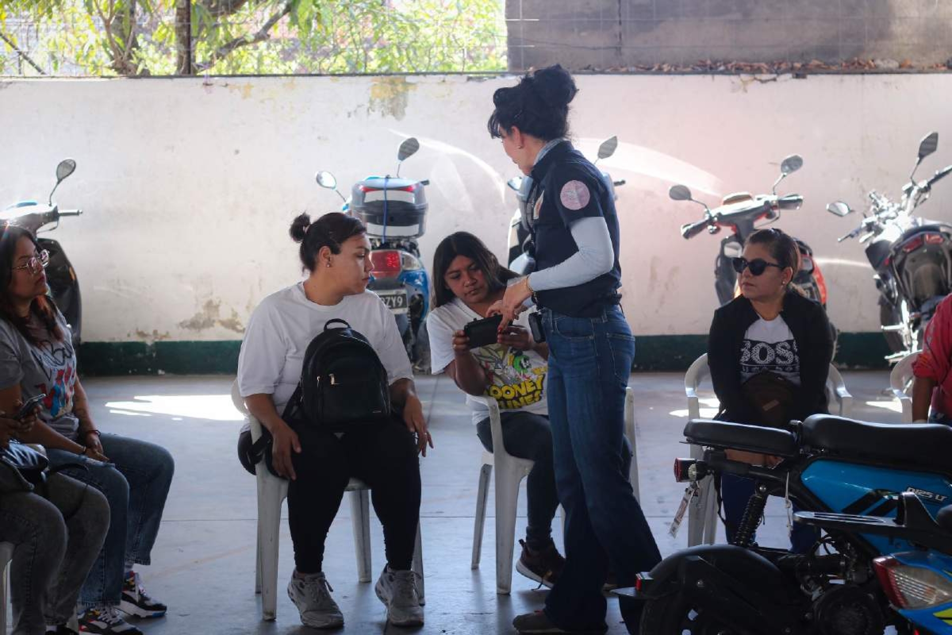 Enseñan a mujeres a reparar motocicletas en Zacatepec