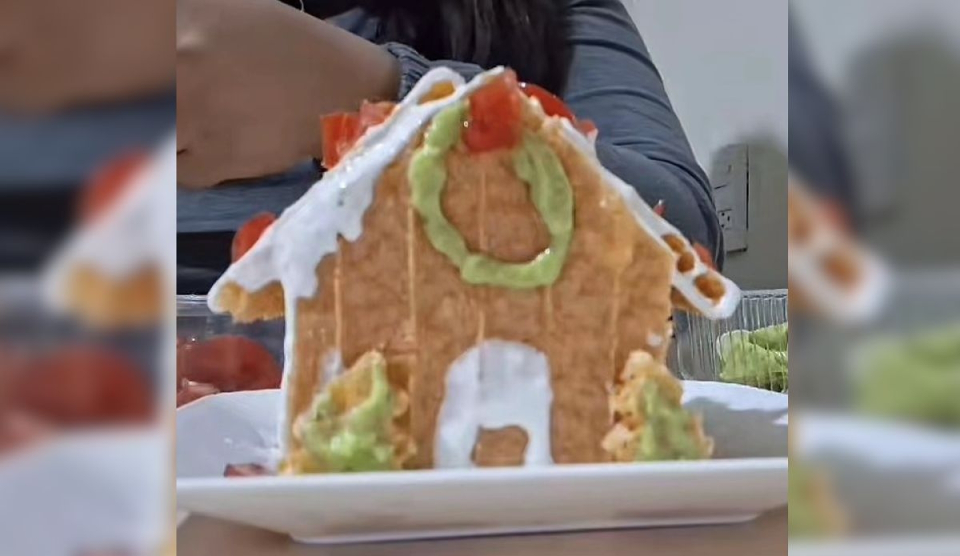 Mexicana crea casita navideña con chicharrón y se hace viral