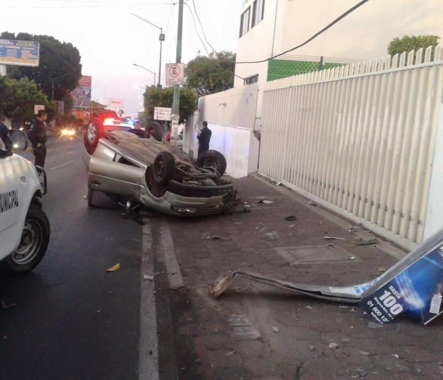Abandonó su auto tras volcar afuera de la FGE