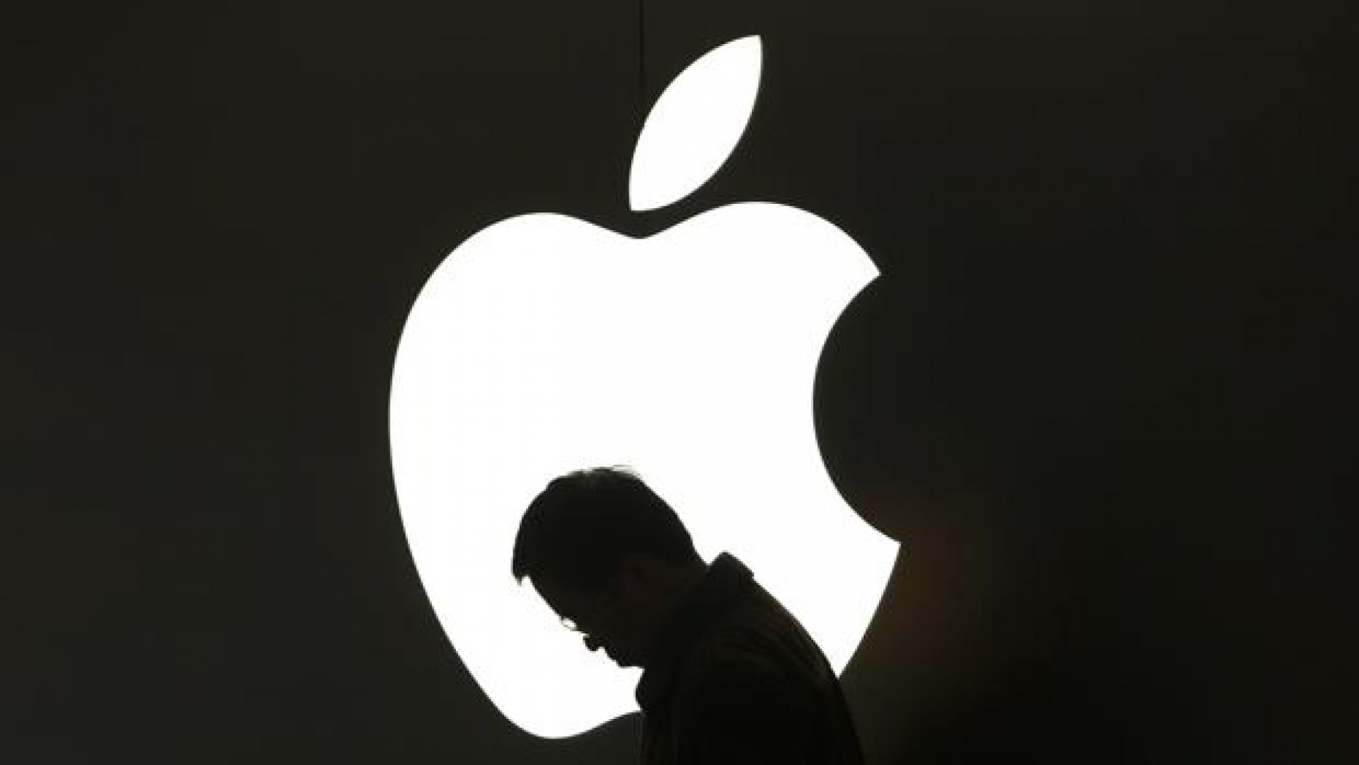 Apple: entre 'la espada y la pared' por guerra comercial de EU vs. China