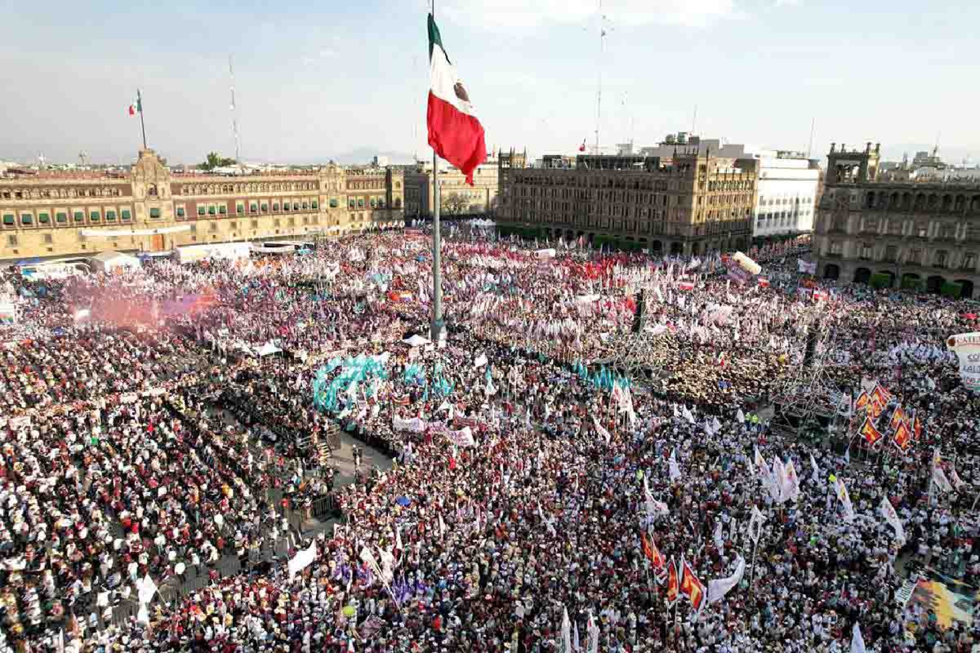 Claudia Sheinbaum inició en el zócalo su campaña