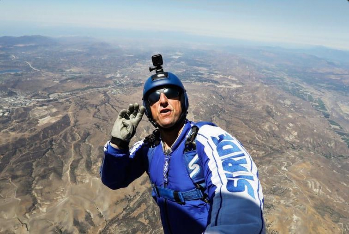 Hombre salta de 7 mil 600 metros sin paracaídas