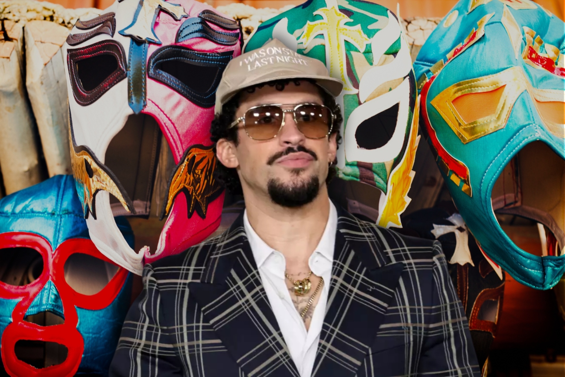 Bad Bunny sorprende al asistir enmascarado a función de lucha libre en la Arena México