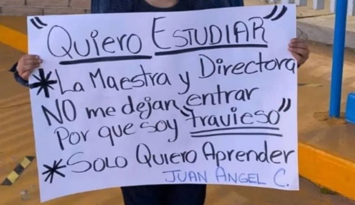 Niño protesta en Sonora porque no lo dejan entrar a clases "por travieso"