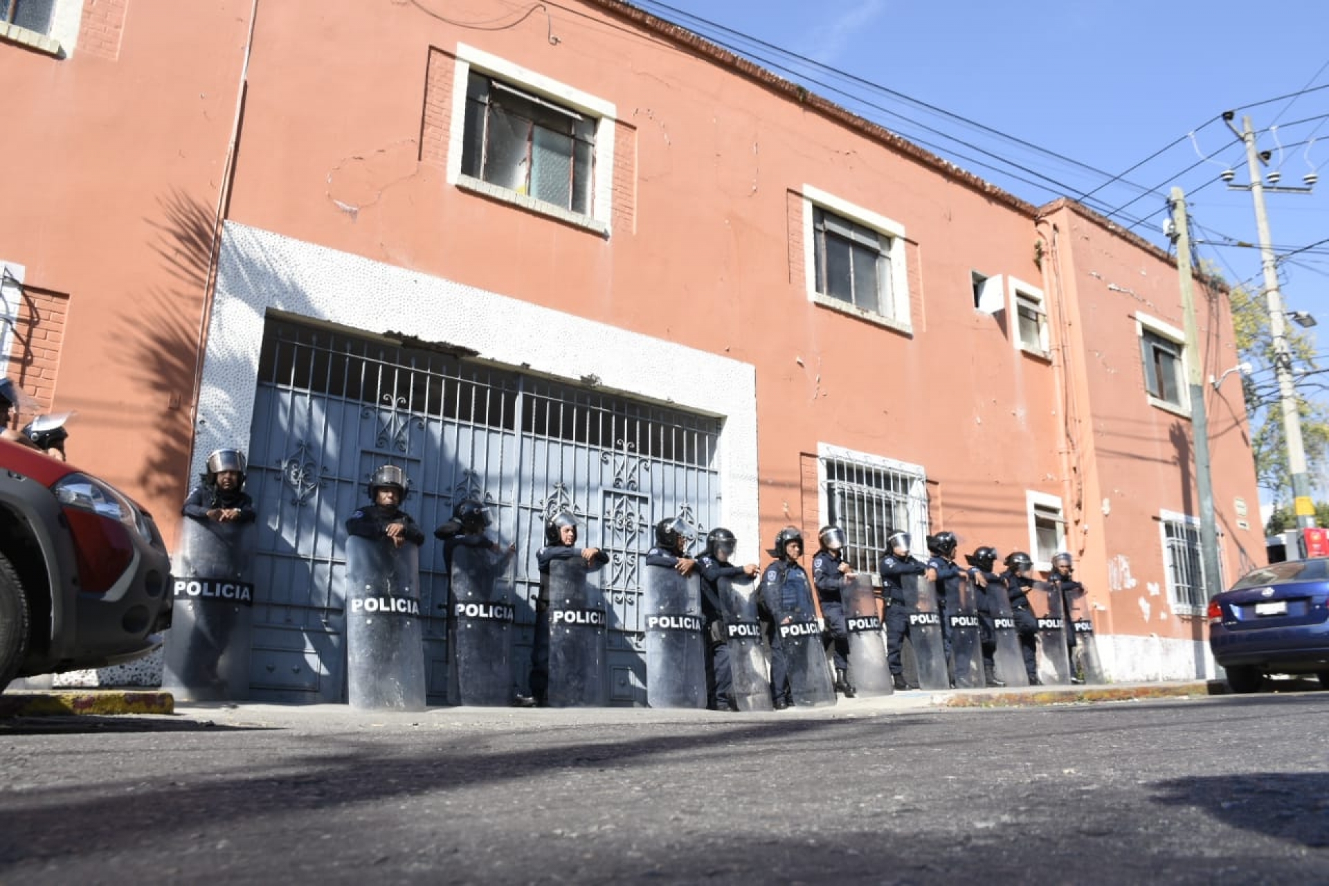 Resguardan policías edificio del Ayuntamiento capitalino