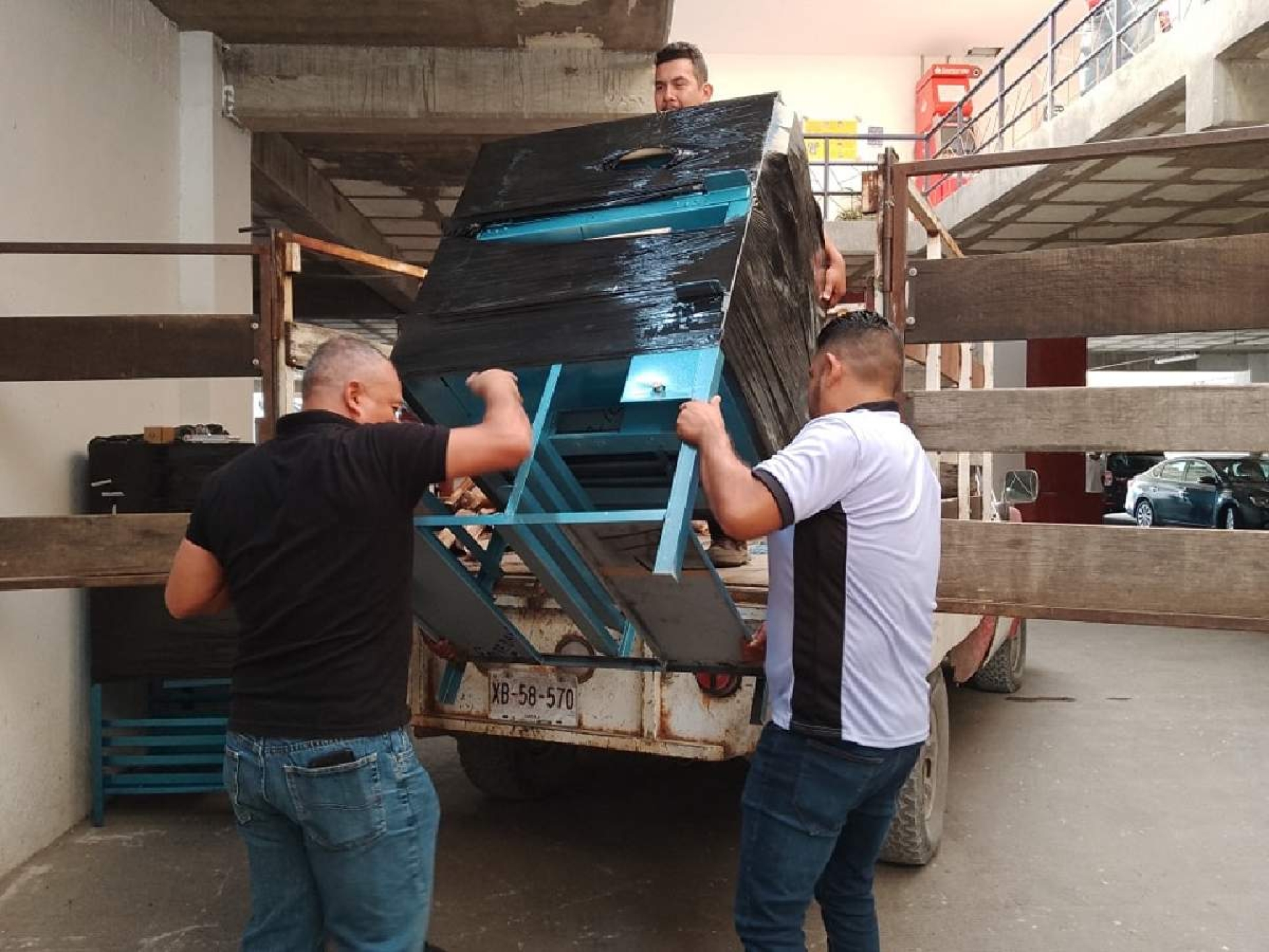 Entregan equipos y pollas de postura en Jojutla