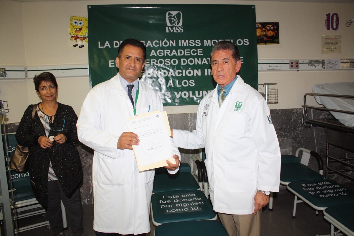 Entrega delegado donación de sillas-cama a los hospitales del IMSS