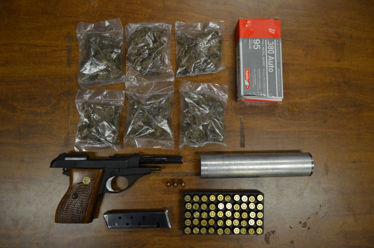Detienen a tres hombres con un arma, cartuchos y marihuana