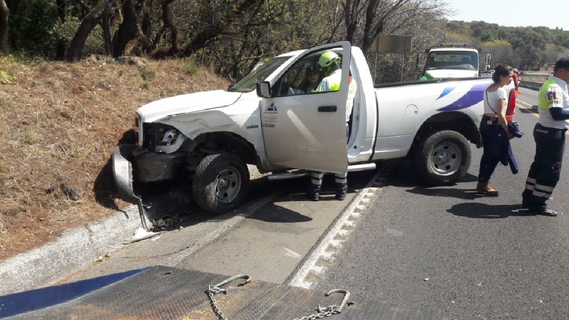 Choque entre una camioneta y un camión deja daños materiales