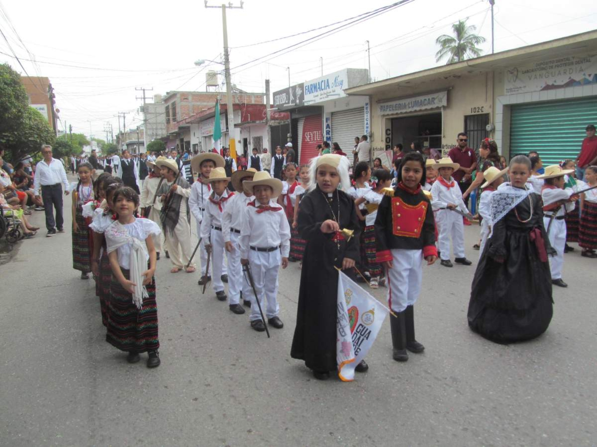 Colorido y nutrido, desfile del 16 de septiembre en Jojutla