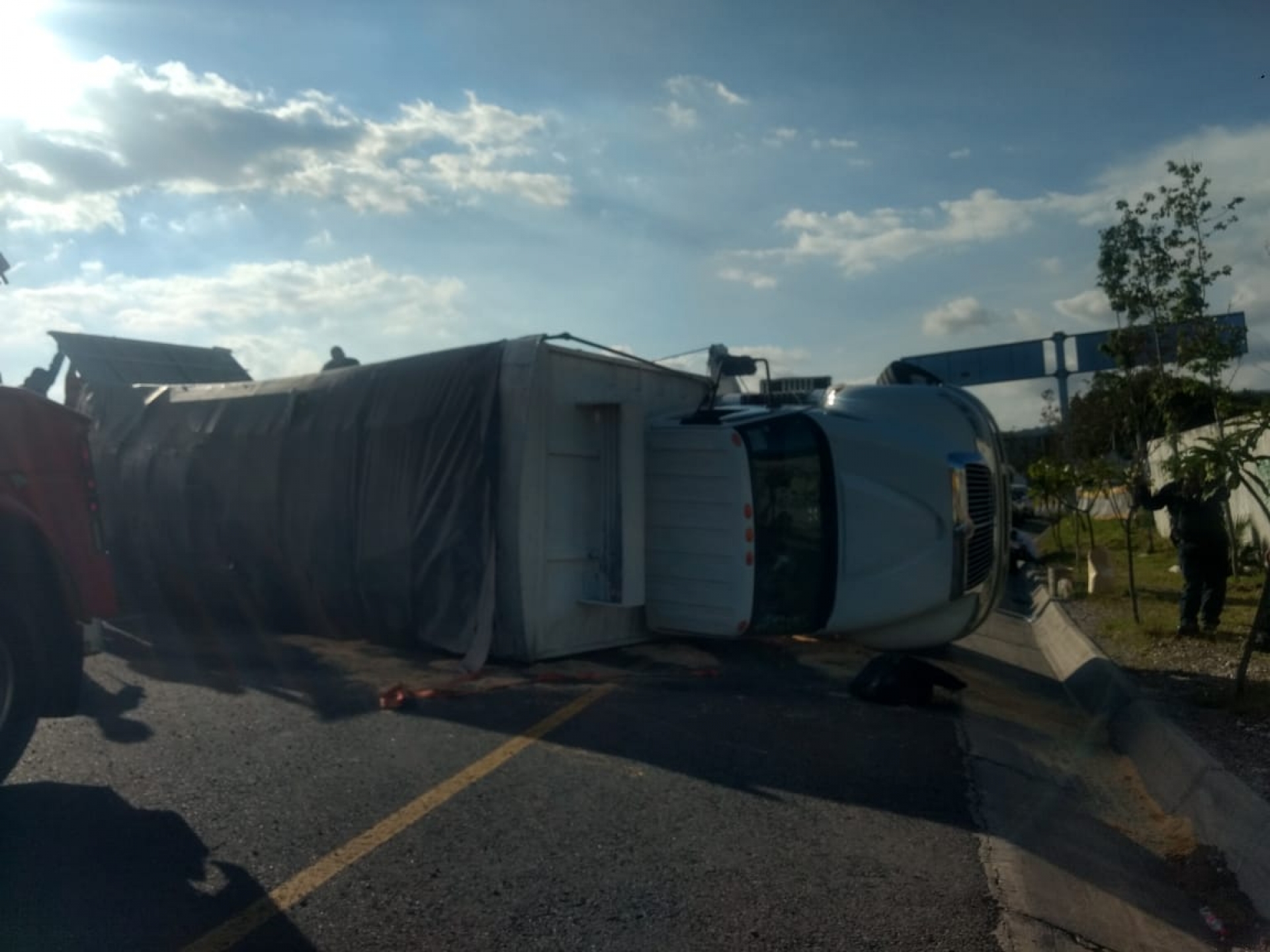 Vuelca camión en la autopista México-Acapulco; el conductor resultó herido