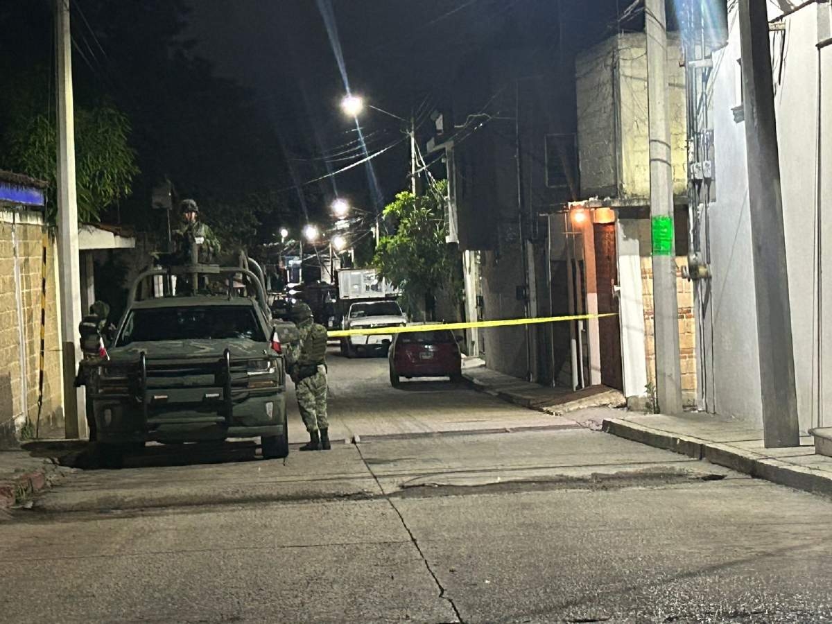 Acribillan a tres individuos mientras convivían