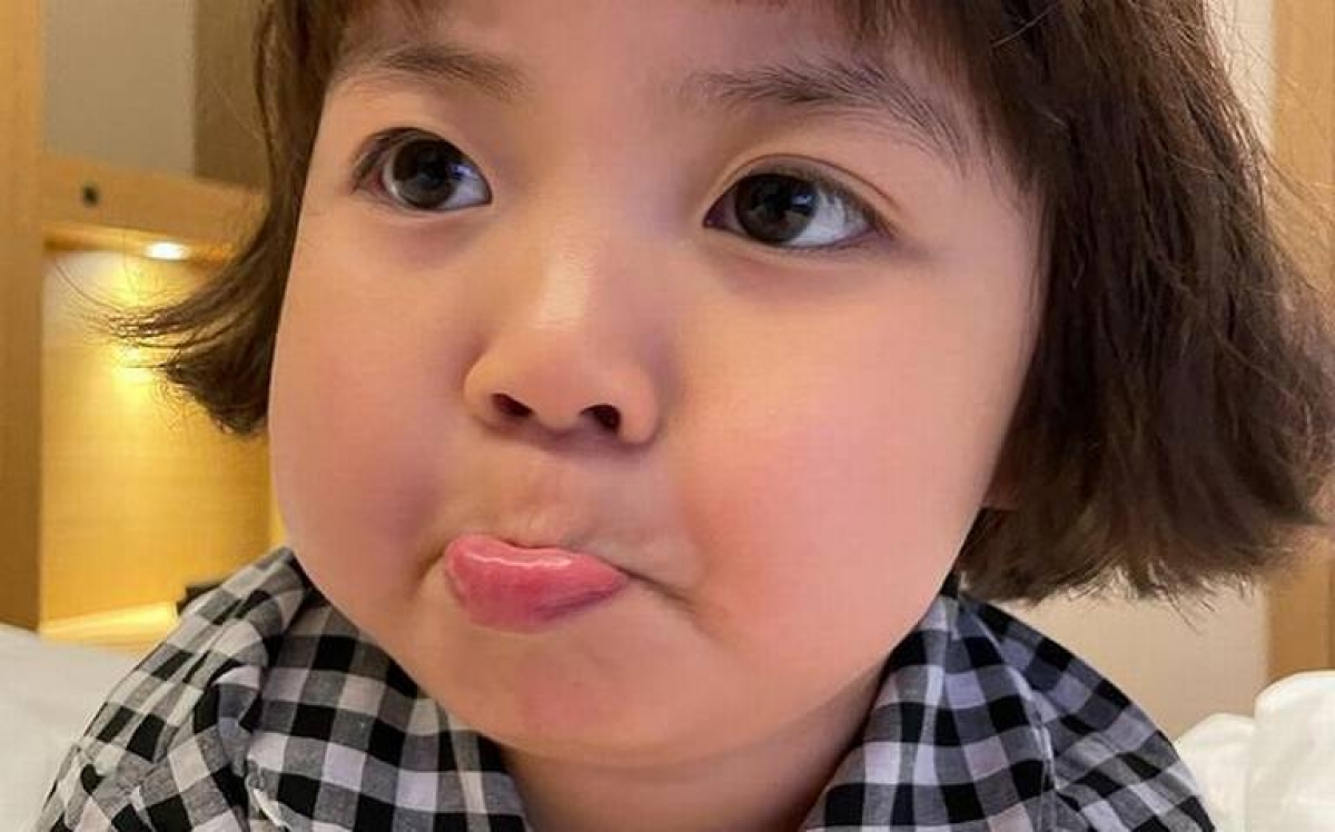 ¡Adiós stickers de “niña coreana”! Mamá prepara demanda para usuarios