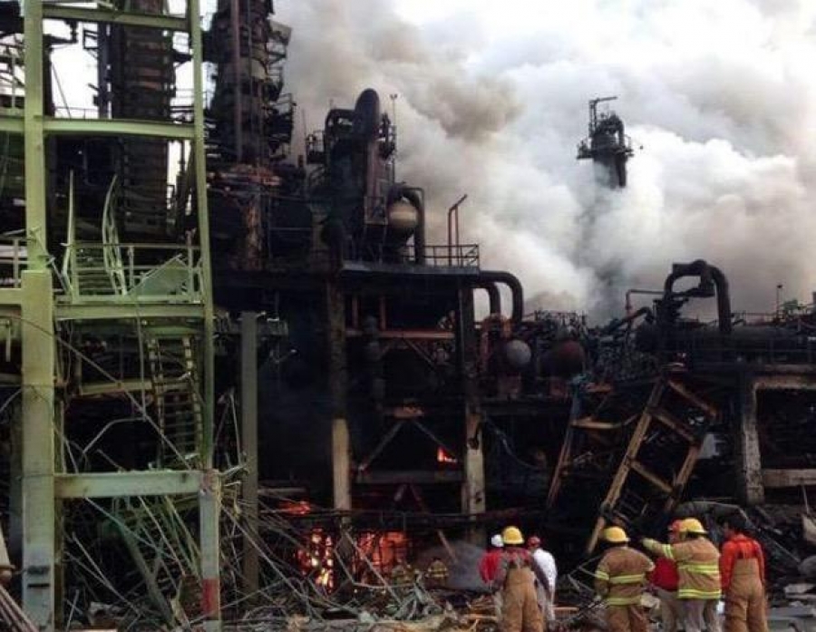 Aumenta a 13 los muertos por explosión en planta de Pemex