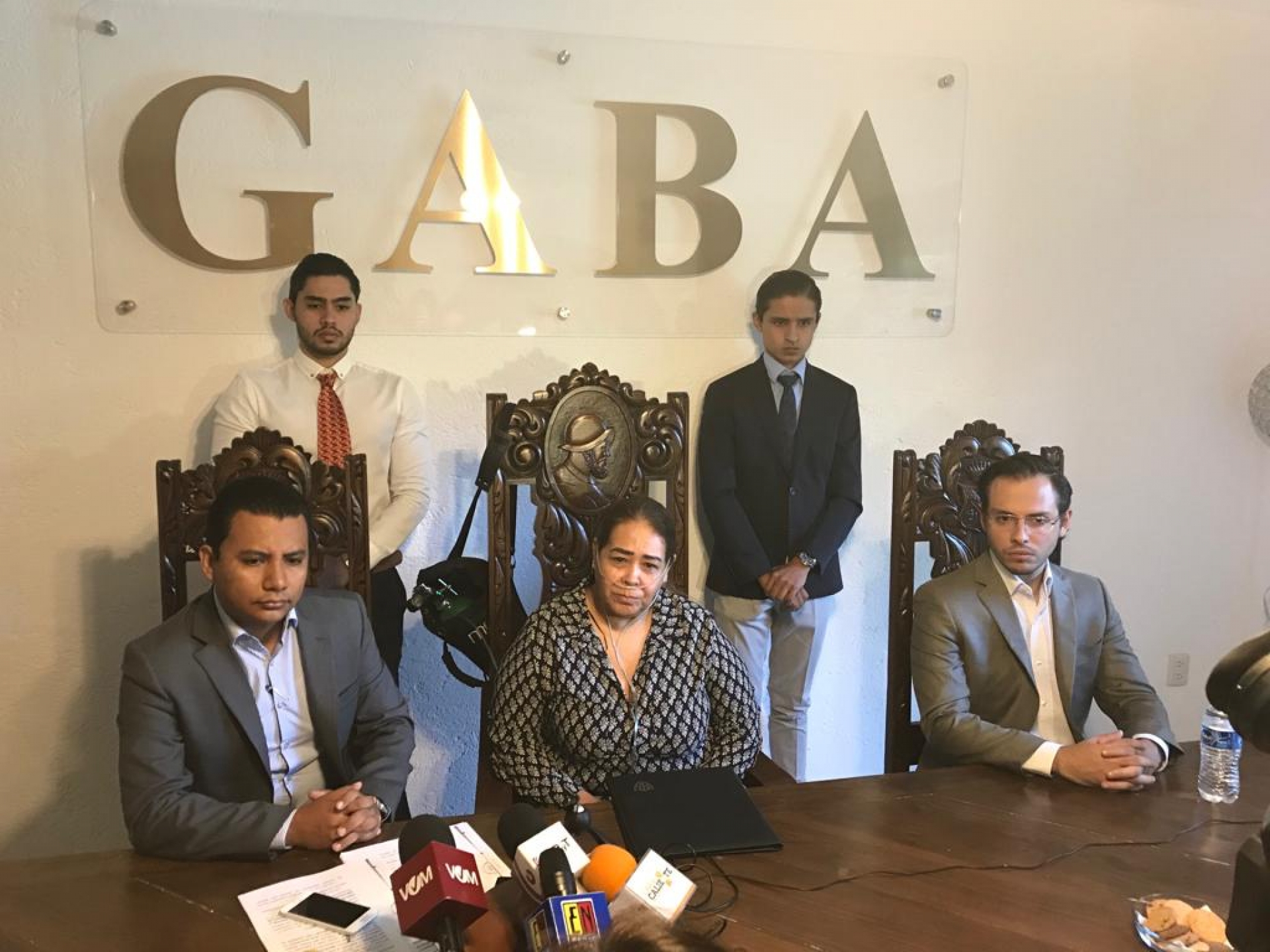 Ofrece ex diputada Beatriz Vicera conferencia de prensa, acompañada de su abogado