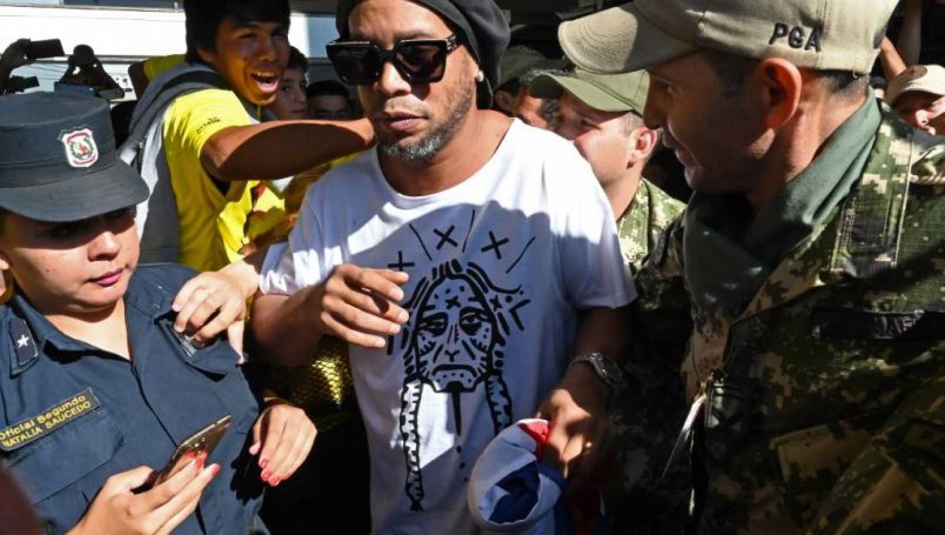 Seguirá Ronaldinho en prisión; le niegan el arresto domiciliario