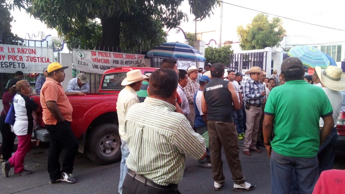 Ganaderos bloquean calles en Cuautla por abusos en su contra