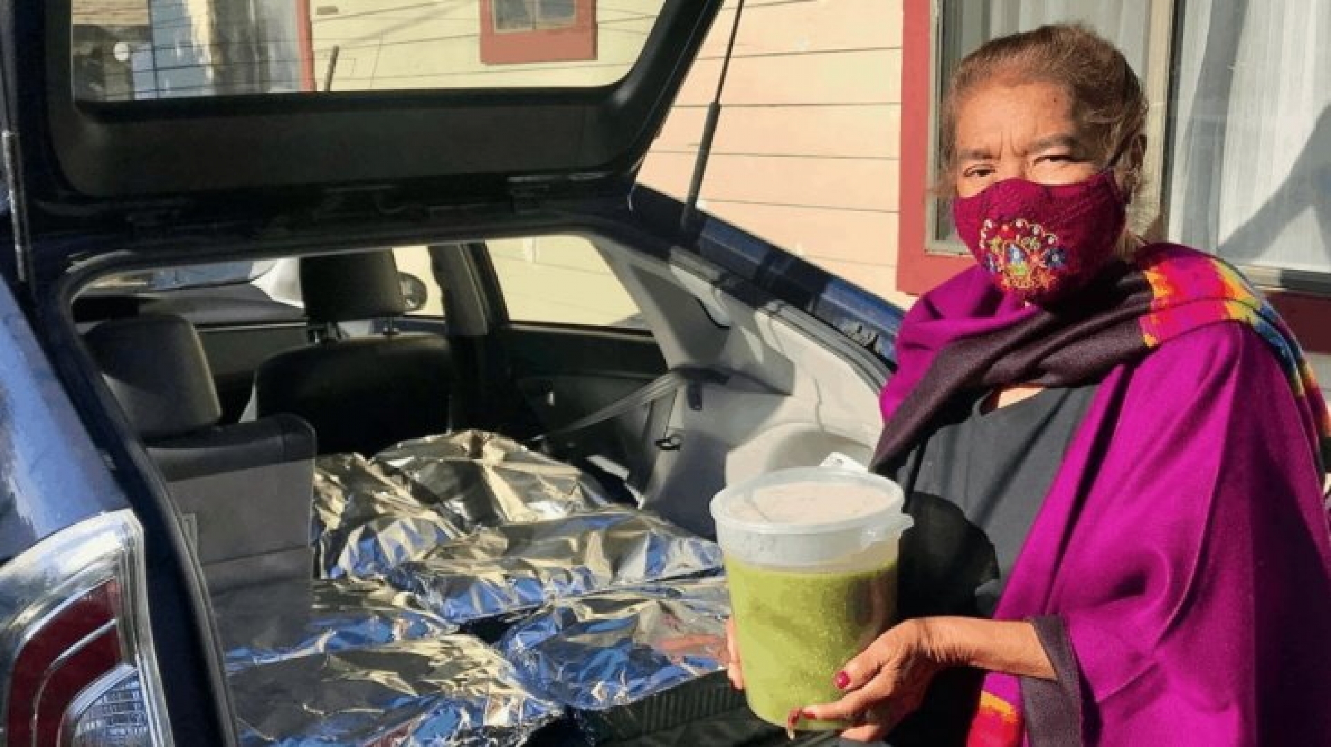 Abuelita recuperada de COVID agradece a médicos con 800 tamales