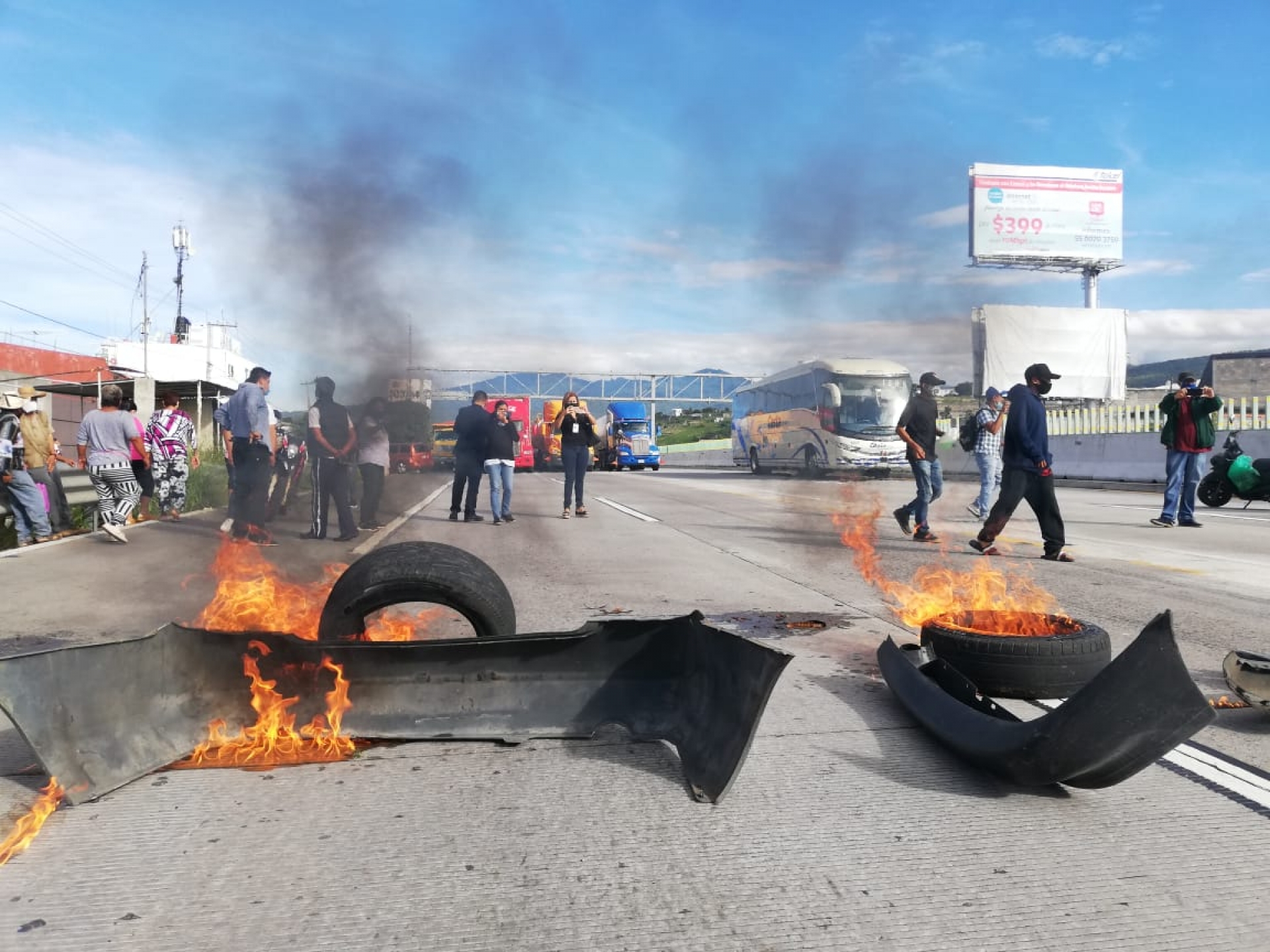 Se manifestaron vecinos de la colonia Antonio Barona en el paso exprés, por falta de agua