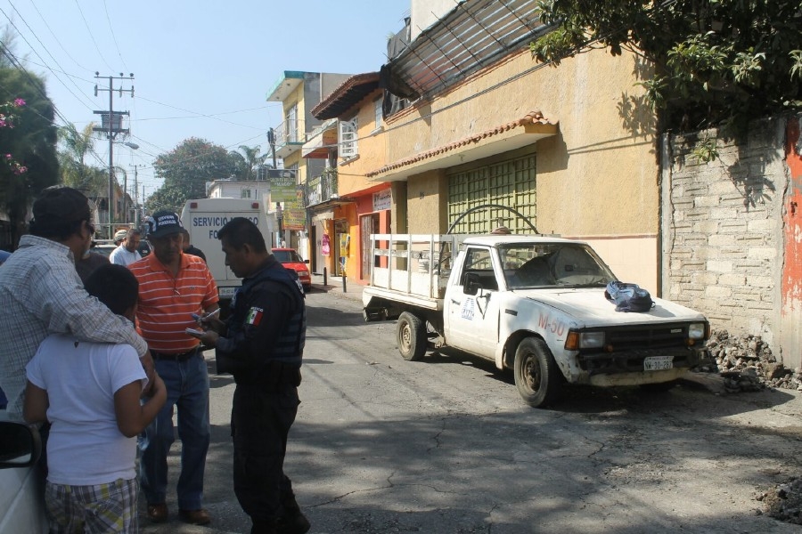 Se infarta trabajador del SAPAC en una camioneta