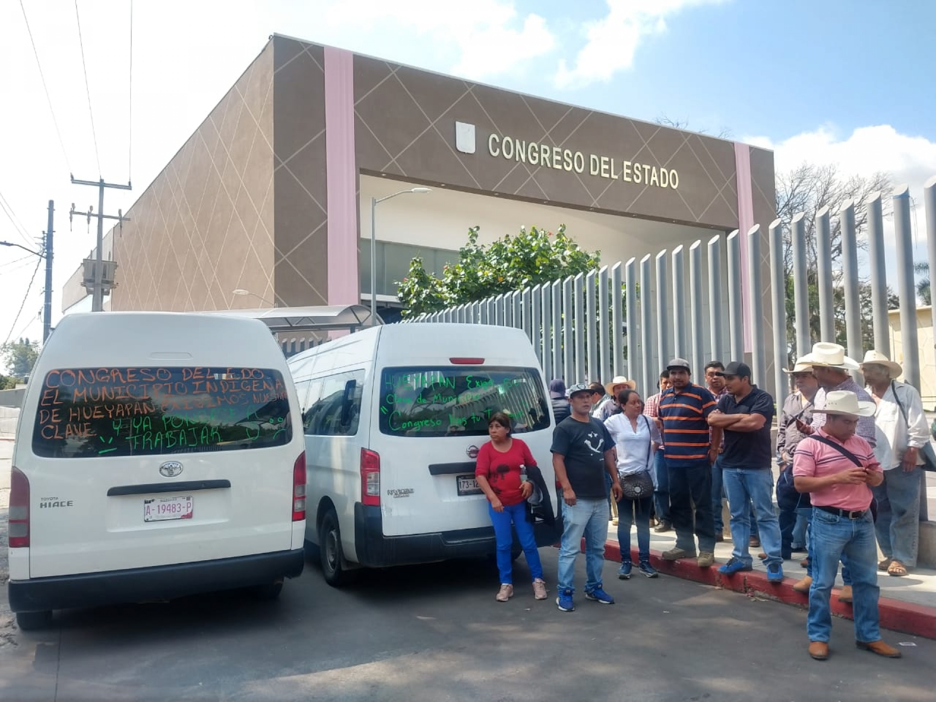 Pobladores de Hueyapan protestan en el Congreso del estado