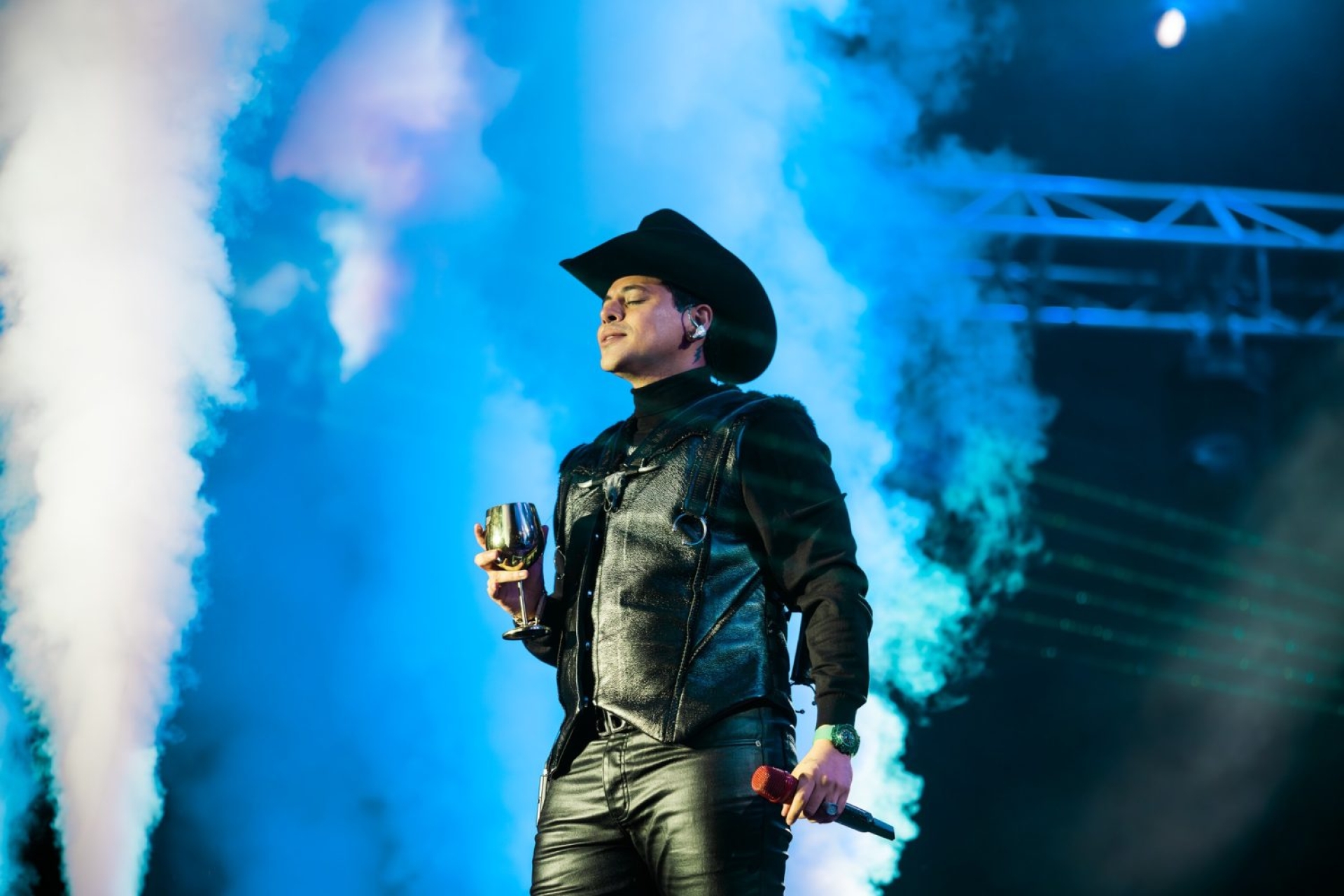 Fan paga 800 mil pesos para que Grupo Firme interprete corrido prohibido en Ciudad Juárez