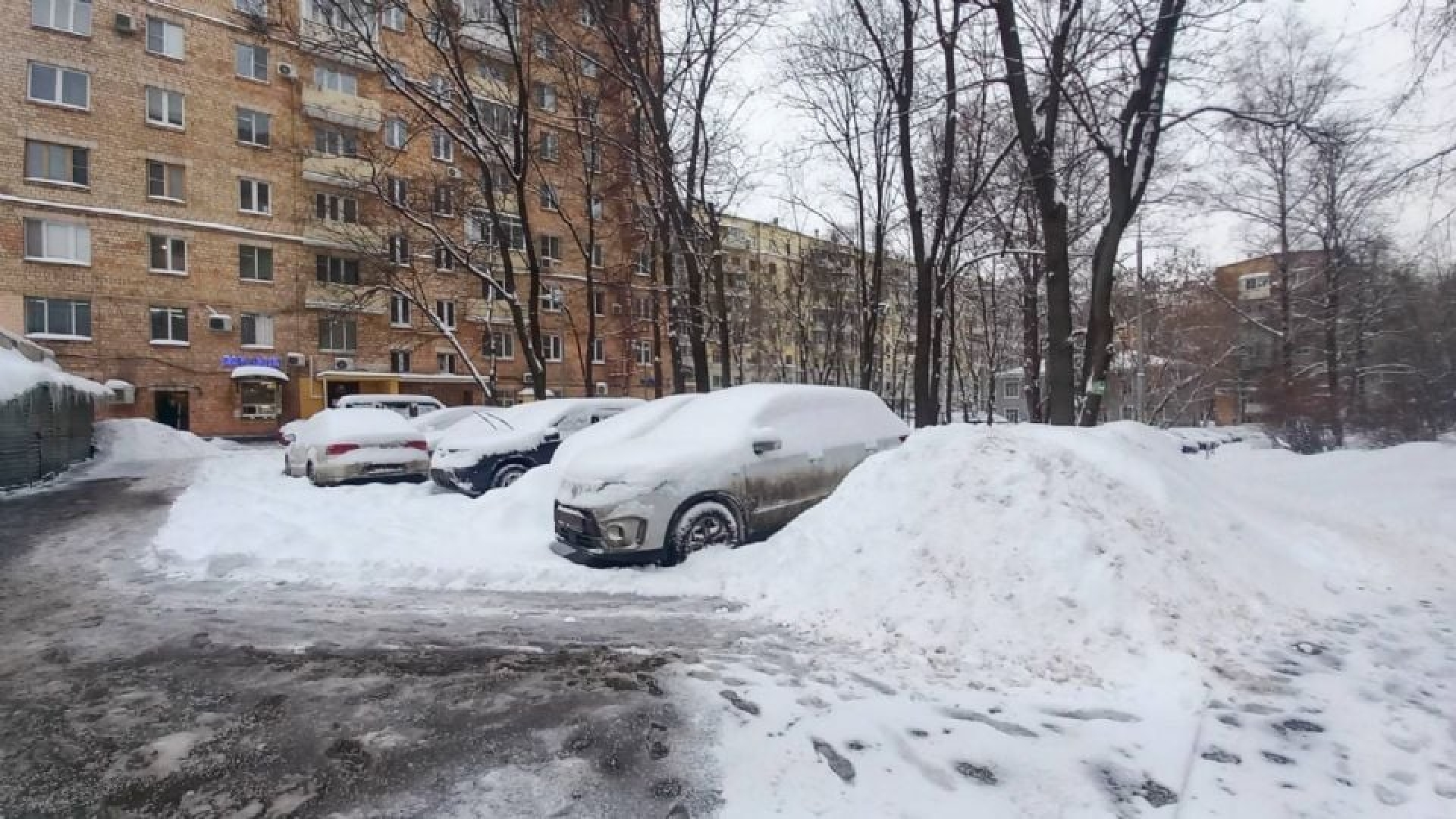 Moscú registra su mayor acumulación de nieve tras tres días de nevada