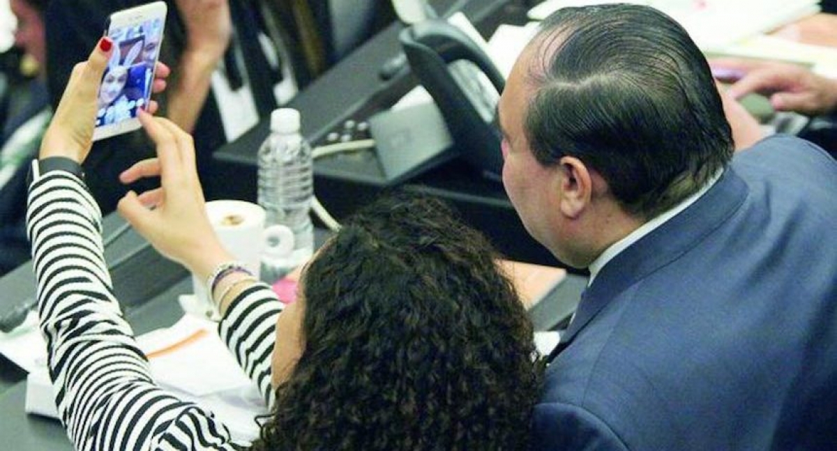 Sorprenden a senadores usando Snapchat en plena sesión