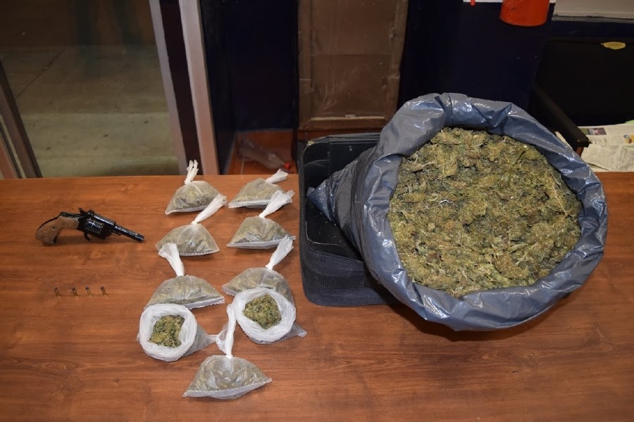 Fue arrestado en posesión de una pistola y cinco kilos de marihuana