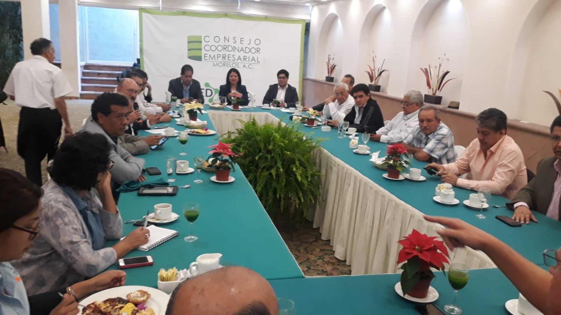 Integrantes del CCE se reúnen con la secretaria de Administración