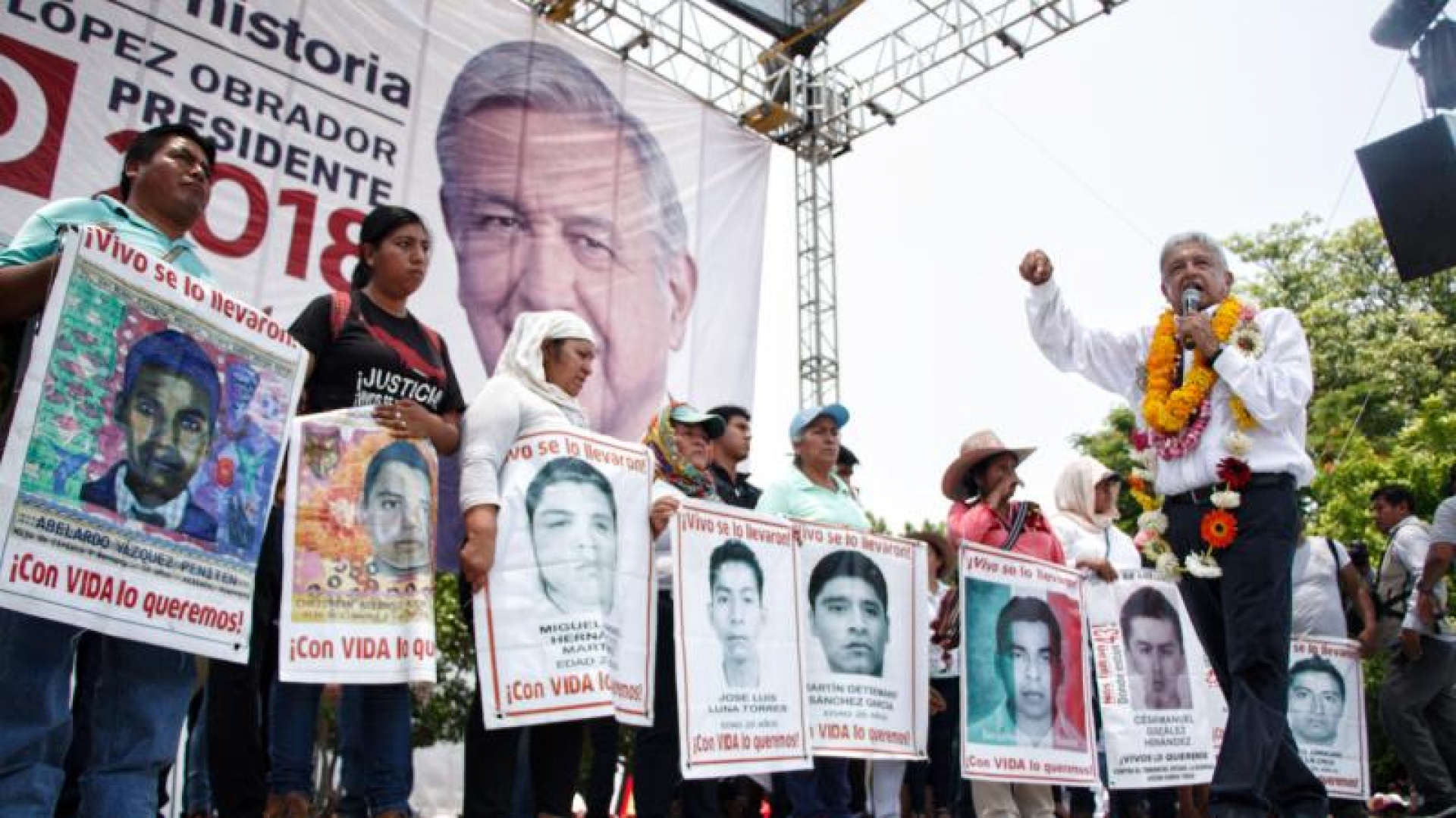 AMLO promete una comisión de la verdad a los padres de los 43 normalistas