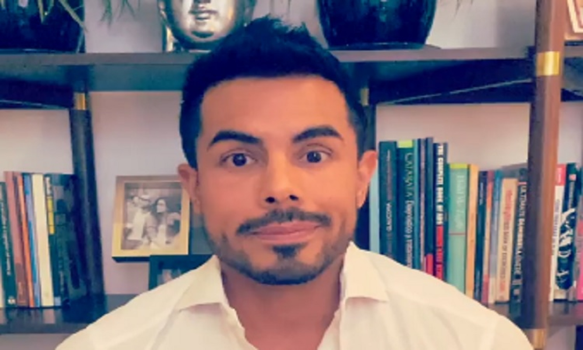 Oftalmólogo que se saltó la fila para recibir vacuna COVID reaparece en video