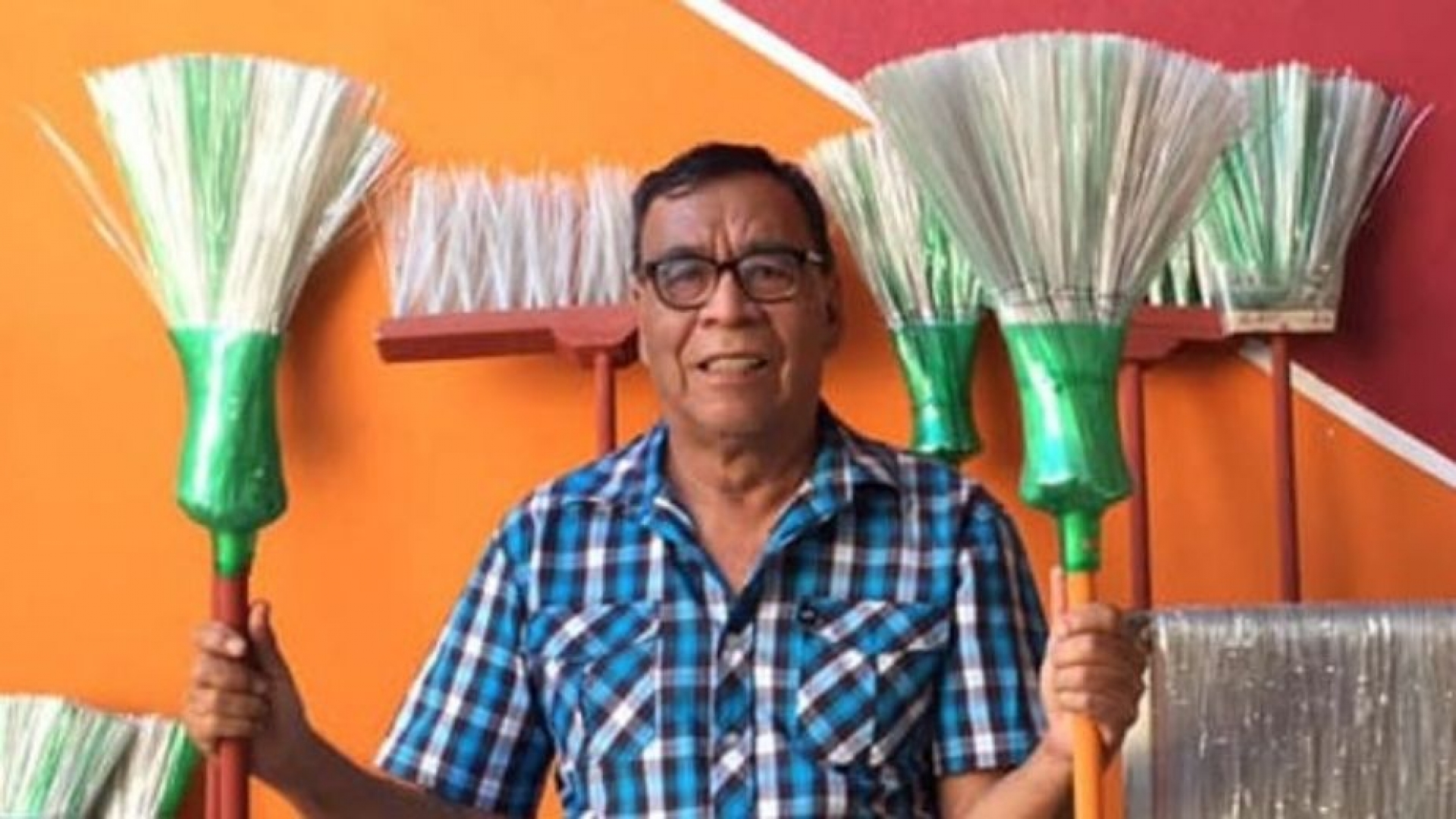 Abuelito recicla botellas de PET para elaborar escobas