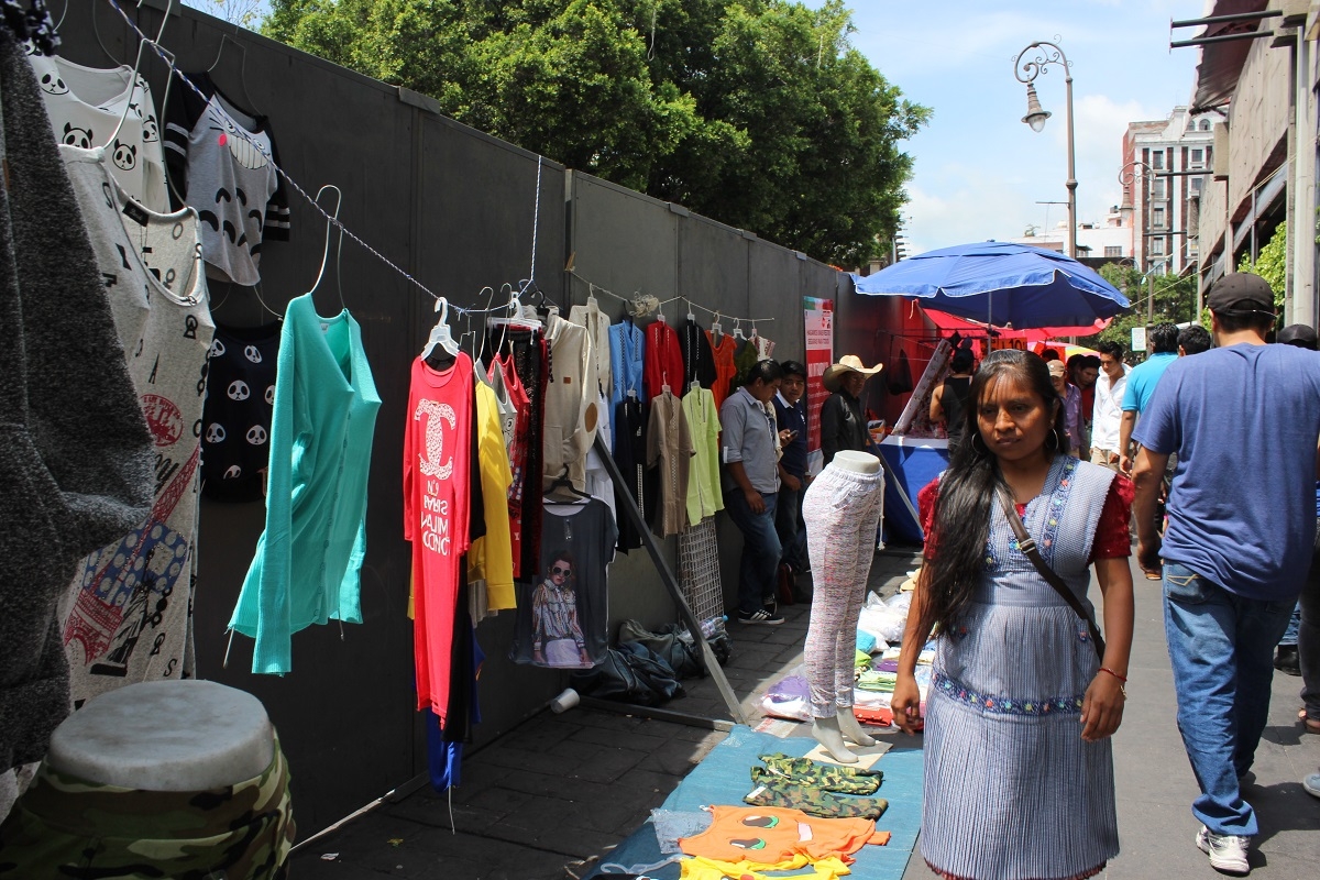 Protesta abogado contra muro de la plaza de armas