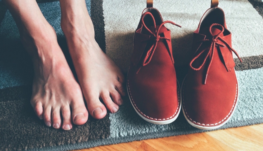 Quitarse los zapatos en la puerta evita que miles de bacterias entren a tu casa
