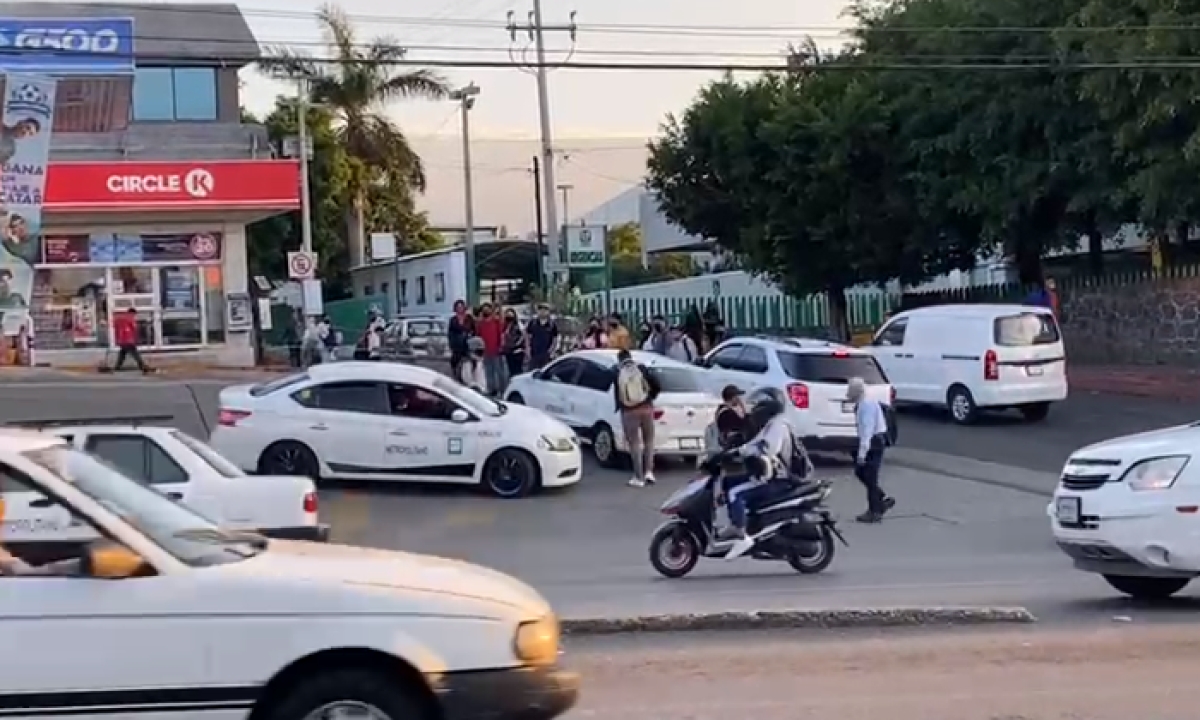 Operativo de SMyT contra taxis que prestan servicio colectivo de formal ilegal