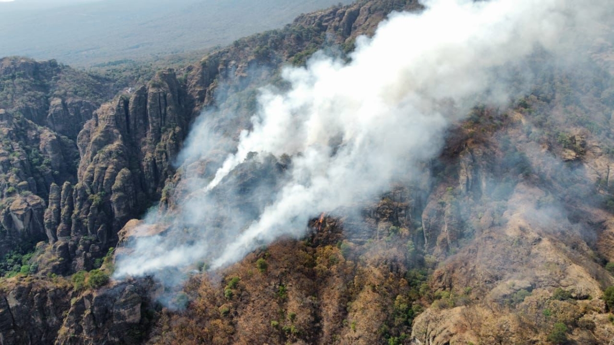 Llega más apoyo para combatir incendio en Tepoztlán