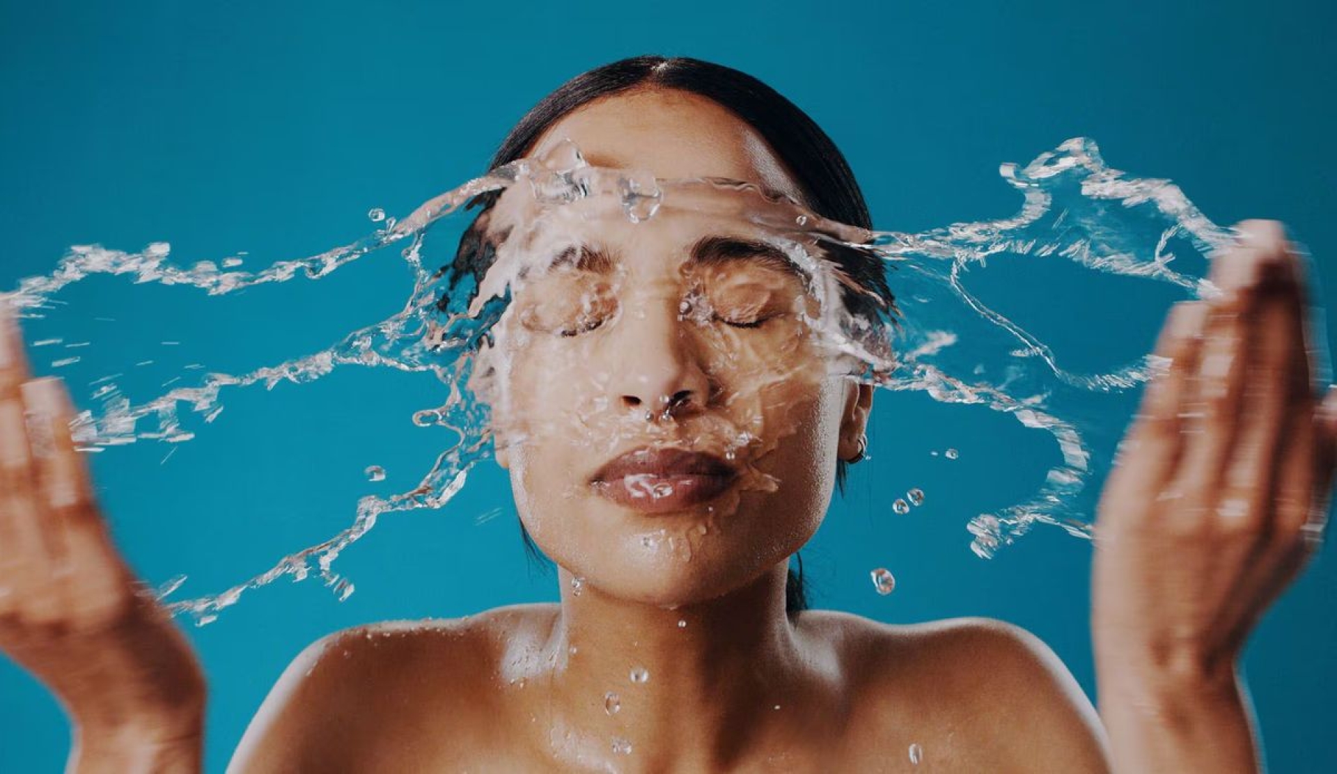 Agua fría, un aliado económico para un rostro más firme y tonificado
