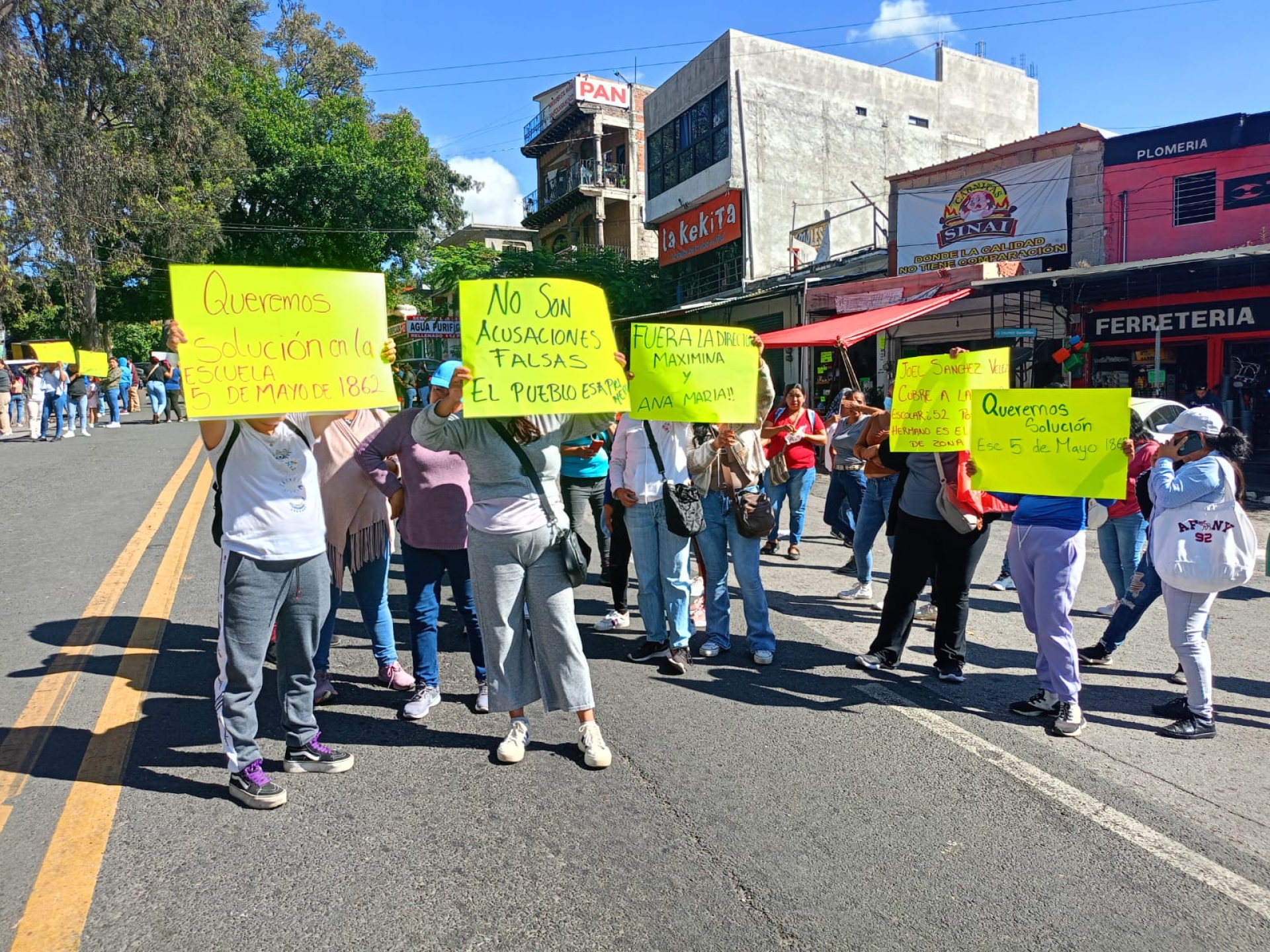 Bloquean padres de familia de primaria '5 de Mayo' carretera libre México-Cuernavaca